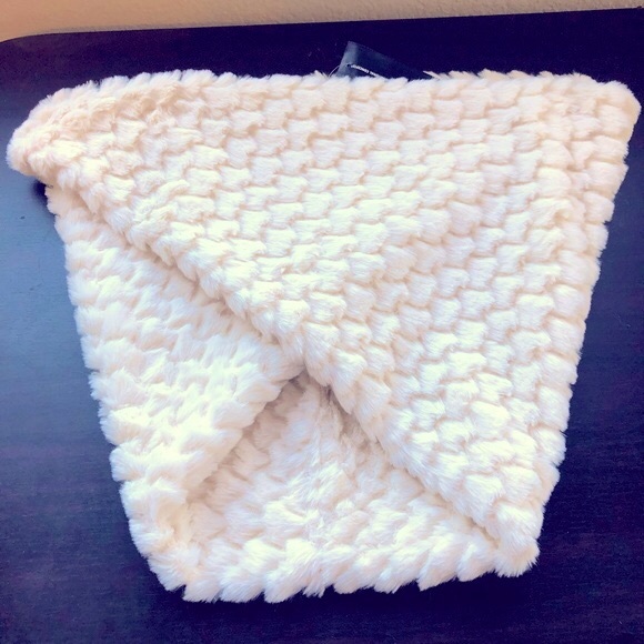 NWT~INC-Faux Fur-Twisted Heart- Cowl Loop/Infinity Scarf- O/S - Picture 2 of 4